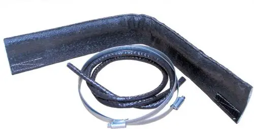 Schwarze Abgasrohrabdichtmanschette mit gebogenem Ende und einem flexiblen Schlauch. Teile sind für Abgasleitungen vorgesehen. Marke Bosch klar erkennbar.